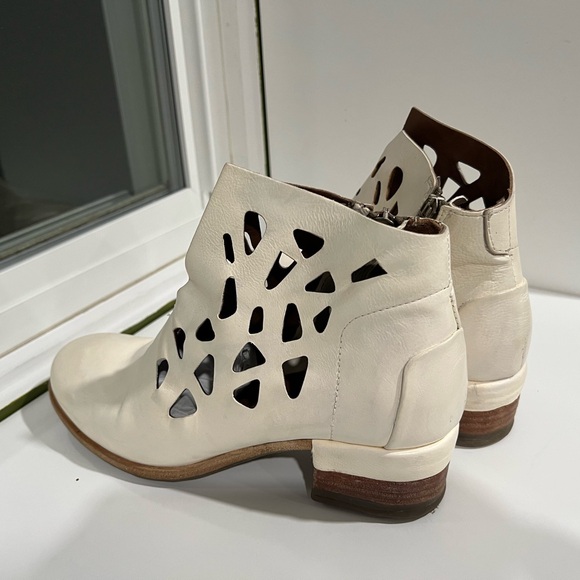AS98 Ivory CutOut Ankle Boots 38/8 - Picture 2 of 16